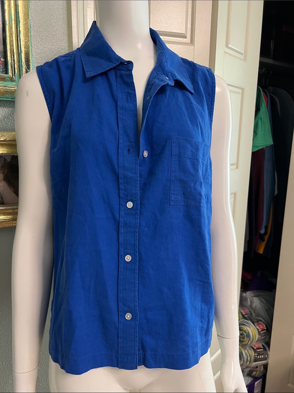 #800 Sleeveless Button-Front Womenโs Top in Royal Blue